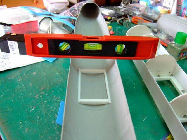 先將船身抓水平出來